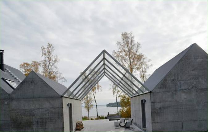 Moderne hus på en malerisk kyststrækning i udkanten af Lagnö, Sverige