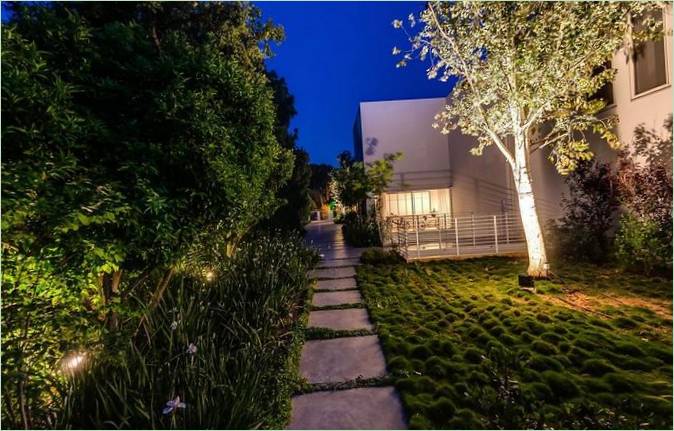 Brostensbelagt sti ved Ramot Hashavim-residensen