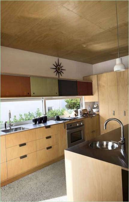 Det brune Vujcich-hus i smukke omgivelser, Auckland, New Zealand