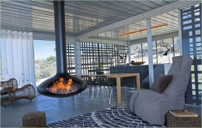 Ophængt pejs i stuen i Off-grid itHouse
