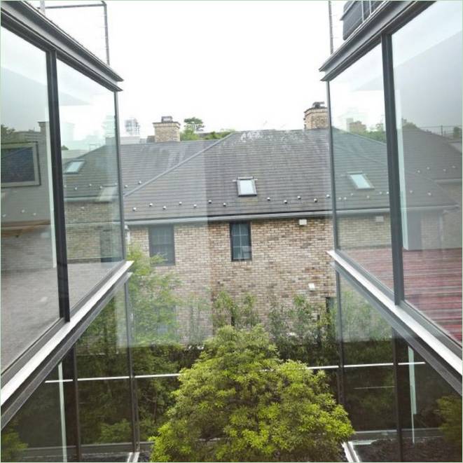 De brede panoramavinduer i huset S