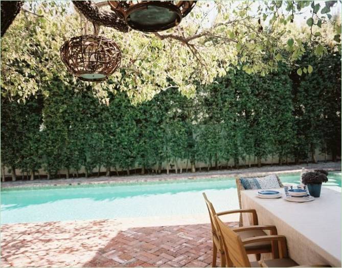 Murstensterrasse ved poolen Den murstensbelagte terrasse ved poolen
