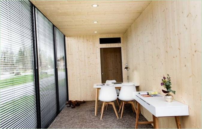 Polstring af naturtræ i et sort containerhus
