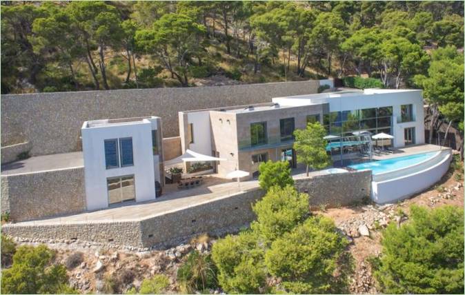 Moderne villa på den høje klippe i Cap de Formentor