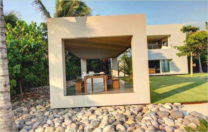 Moderne pergola ved strandhuset