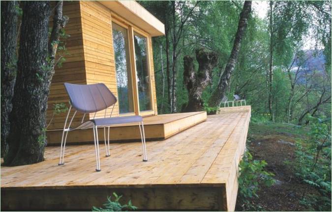 En stol på terrassen i hytten af Todd Saunders Design Studio i Norge