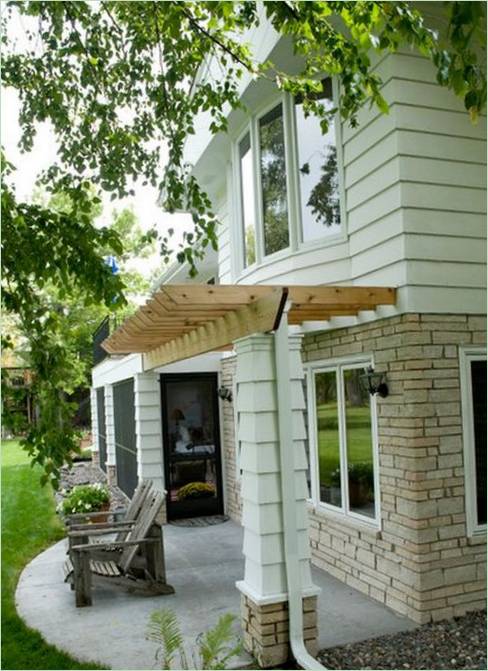 Træoverdækning på husets terrasse