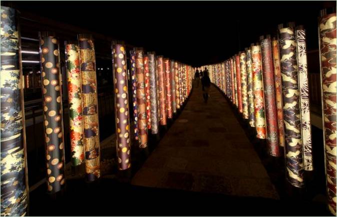 En labyrint af glødende lanterner i Kyoto
