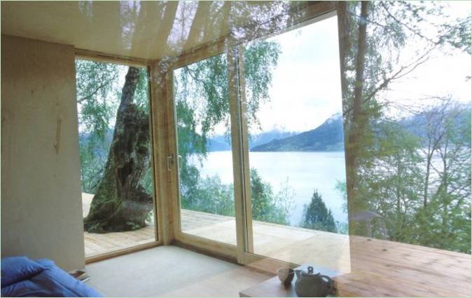 Panoramavinduer i et soveværelse af Todd Saunders Design Studios i Norge