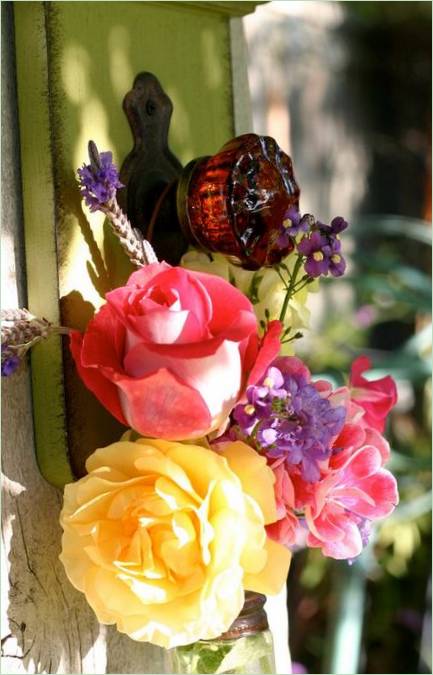 Blomsterarrangement på terrassen