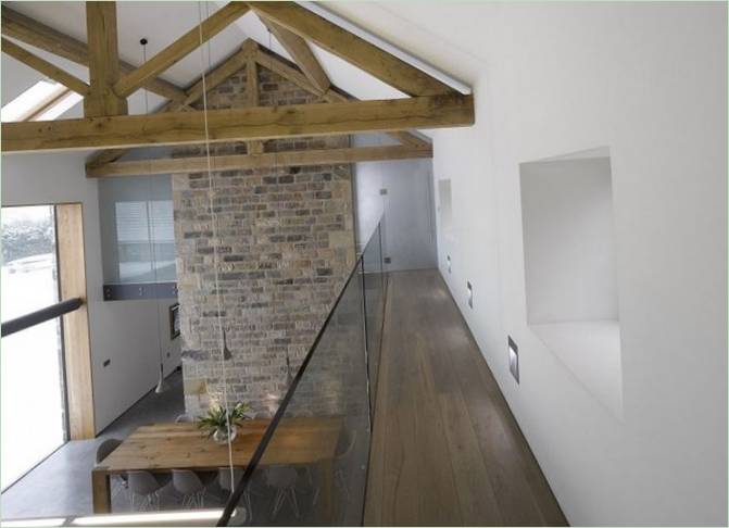Den lange loggia på landstedet Cat Hill Barn i Storbritannien