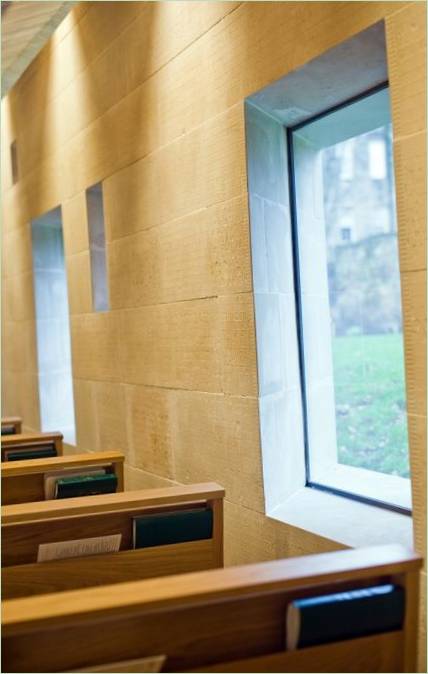 Designermøbler i en kirke