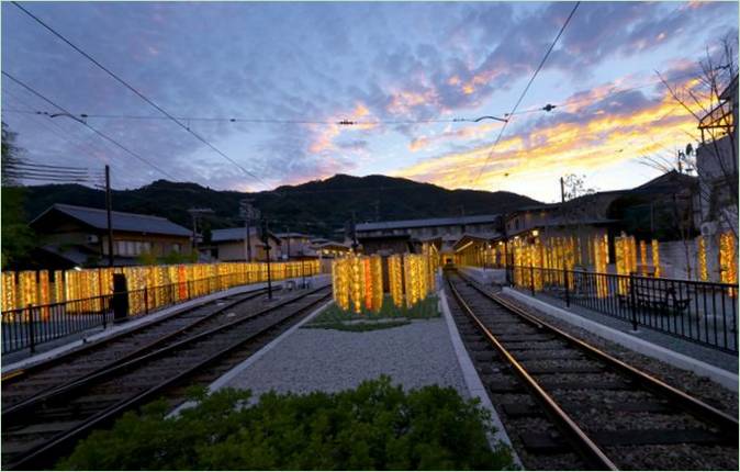 En labyrint af glødende lanterner i Kyoto