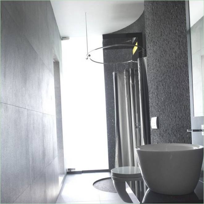 Bruserum i det minimalistiske Bass Ensemble Mansion, Singapore