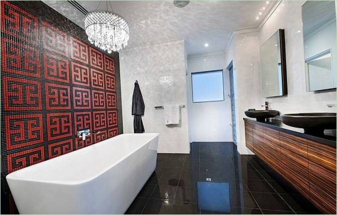 Elegant røde og sorte mosaikfliser i badeværelset