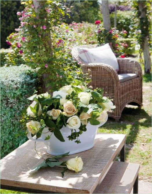 Blomsterarrangement på terrassen