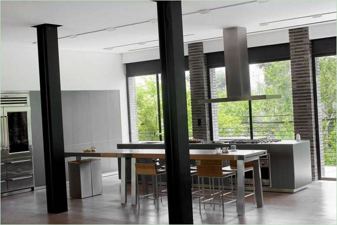 Sorte søjler i Ramat Hasharon House 10