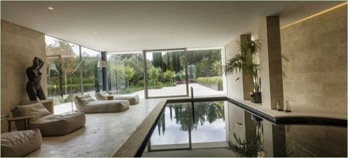 Liggestole ved poolen