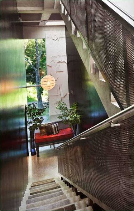 Trappe i industriel stil i et hus