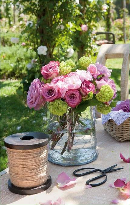 Blomsterarrangement til en gårdhave