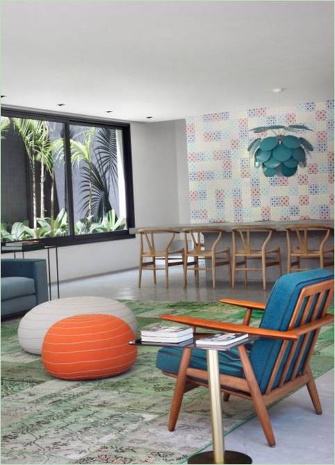 Det indvendige af stuen i landhuset DM House i Brasilien