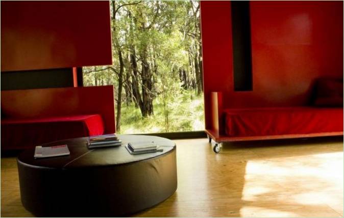 Bemærkelsesværdigt design af Red Hill Cabin i skoven