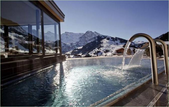En panoramisk pool med udsigt over Alperne