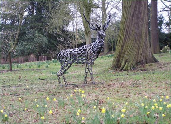 Hestesko-skulptur af Tom Hill