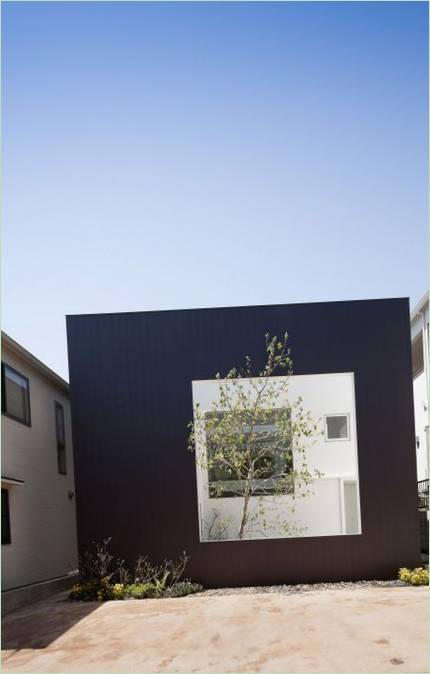 Facade af en bjælkehytte i Hiroshima