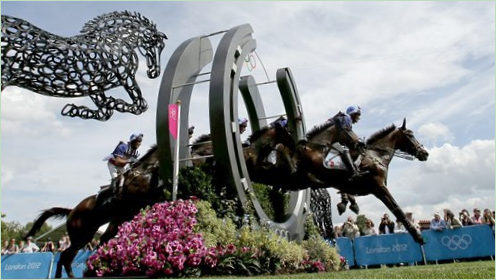 Hestesko-skulptur af Tom Hill