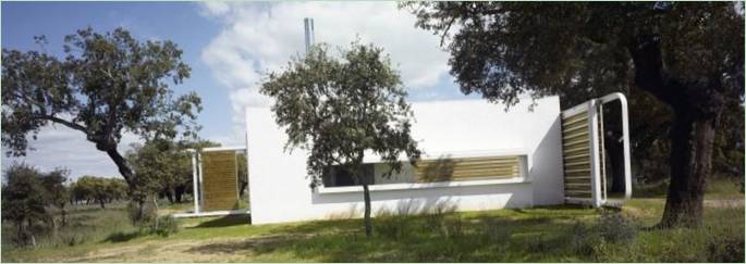Design af et hus omgivet af skove i Spanien