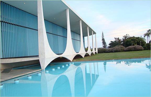 Swimmingpool ved Dawn Palace af Oscar Niemeyer