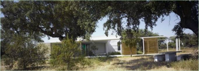 Designhus omgivet af en skov i Spanien