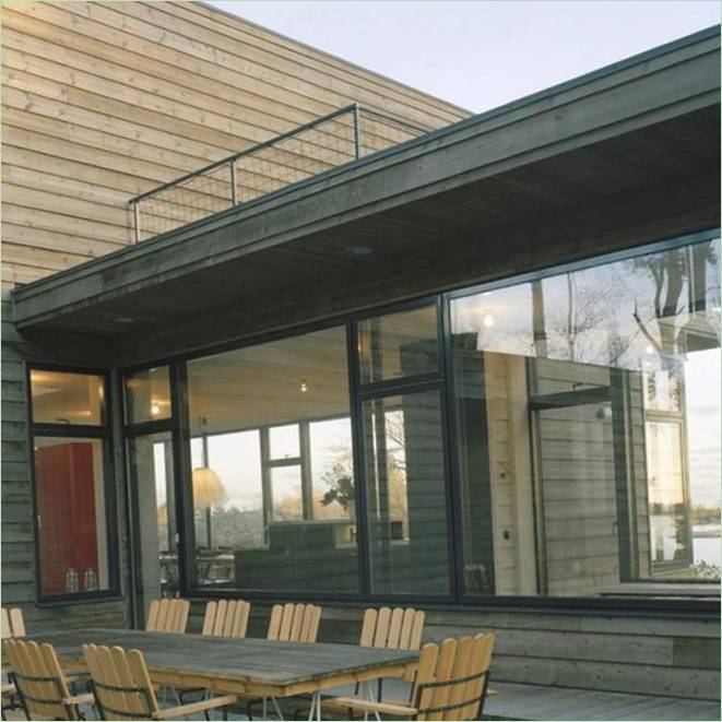 Træmøbler på Villa Plus-terrassen