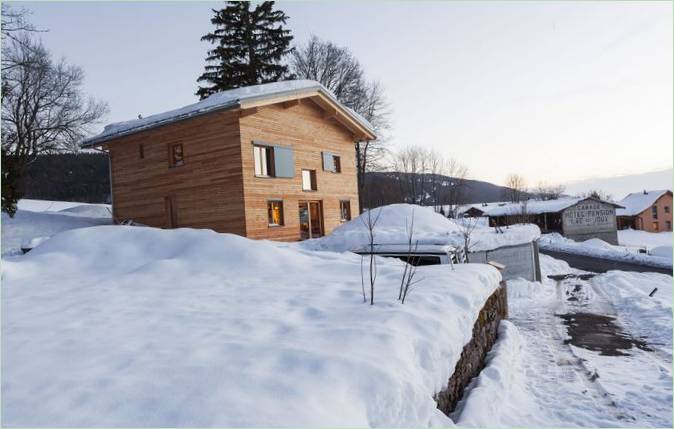 Huset har en indkørsel lige ved siden af huset