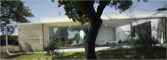 Designet af et hus omgivet af en skov i Spanien