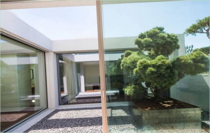 Det elegante design af 4 Courtyard Houses villa i moderne minimalisme i Schweiz