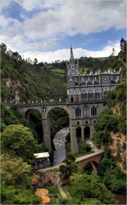 Kirken Las Lajas inde i kløften