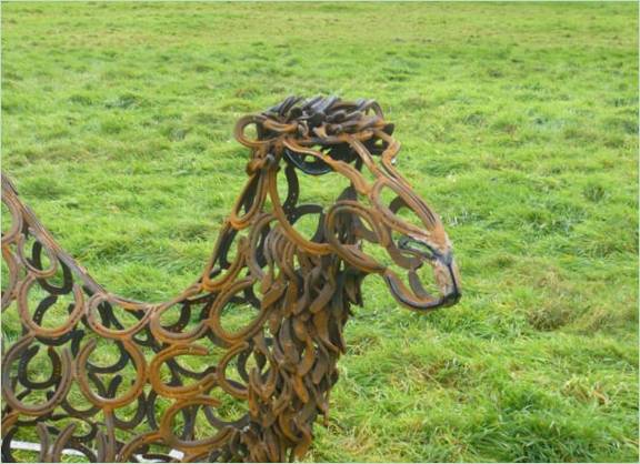 Hestesko-skulptur af Tom Hill