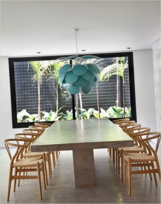 Det indvendige af spisestuen i landhuset DM House i Brasilien