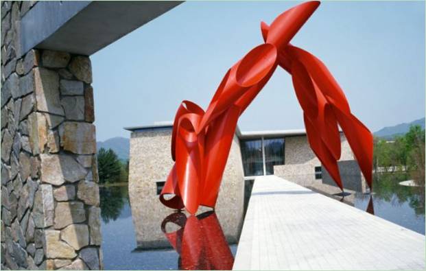 Design af kunstige søer: Archway red sculpture