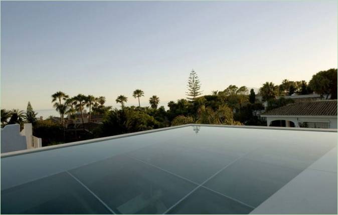 Marbella's Jellyfish House tagterrasse med pool