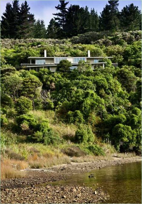 Berek ved foden af palæet Stien mellem bygningerne på Apple Bay Mansion