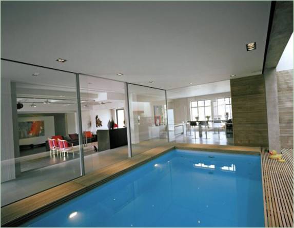 Indendørs swimmingpool i en privat lejlighed