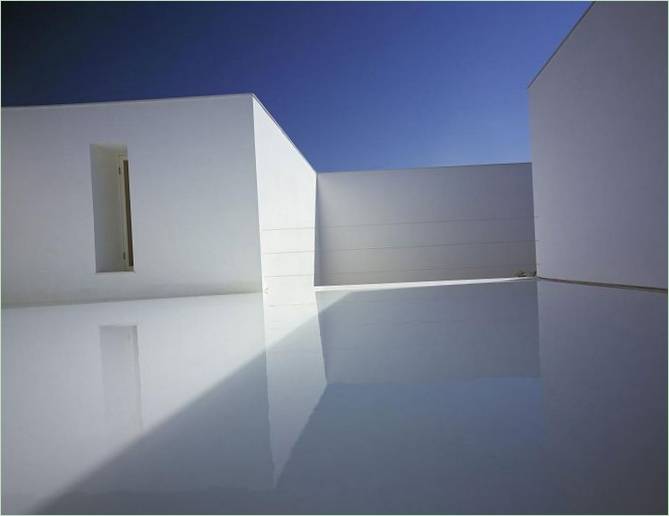 Gårdspladsen i White Cave House i Japan