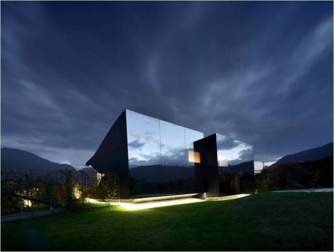 Spejlhuset af Peter Pichler Architecture i Italien