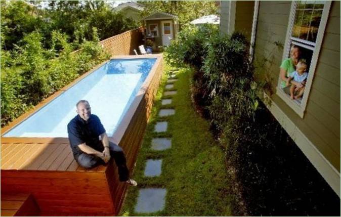 En improviseret swimmingpool i baghaven