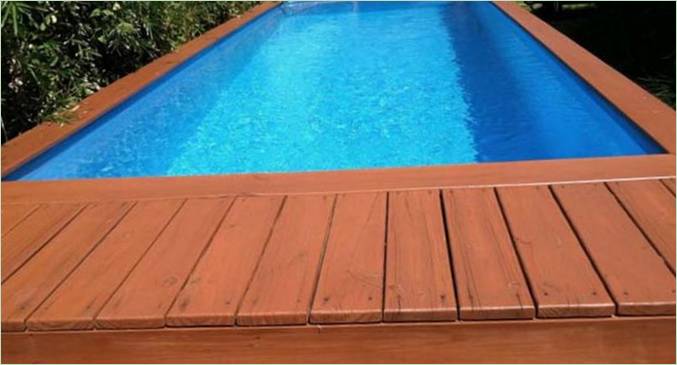 Swimmingpool lavet af improviserede materialer - efterbehandling med træ