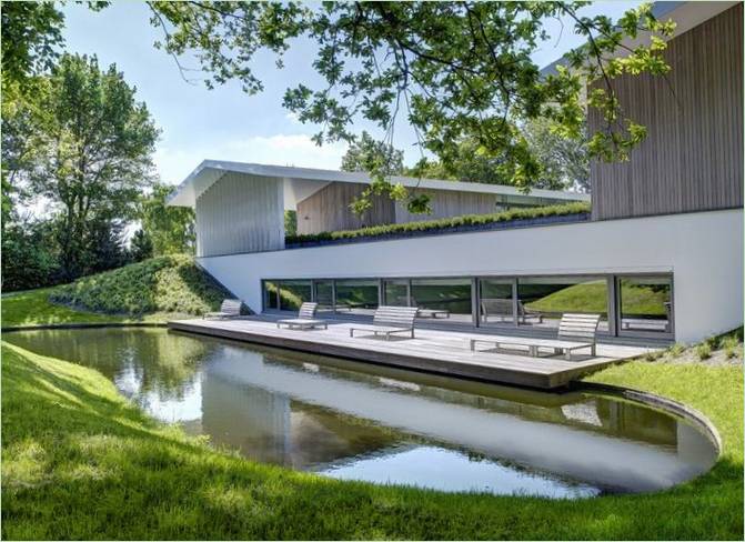 Integreret hus med kunstig dam i Nederlandene