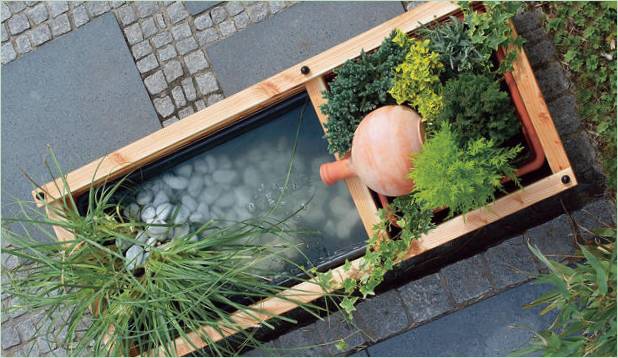 Etablering af en minidam med en blomsterdam i haven